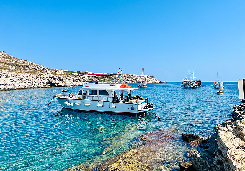 Dykbåtar och utflyktsbåtar i Kallithea Bay på Rhodos.