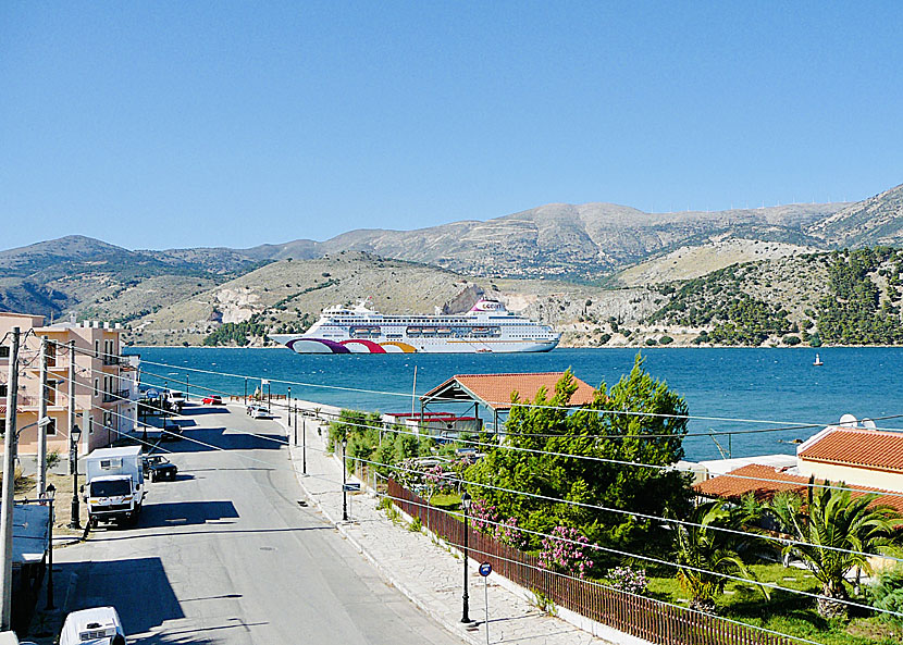 Utsikt från balkongen på rum 206 på King Agamemnon i Argostoli på Kefalonia.