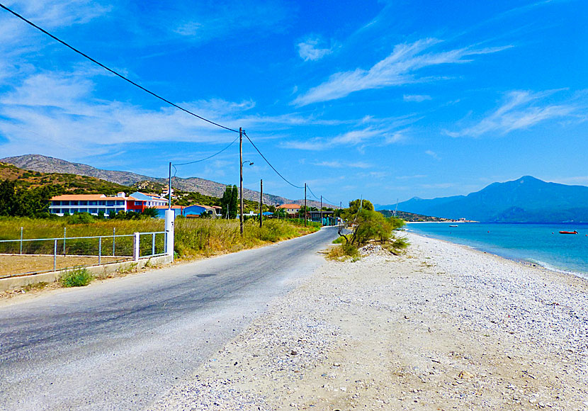 Hotell, restauranger och tavernor vid Mykali beach på Samos.