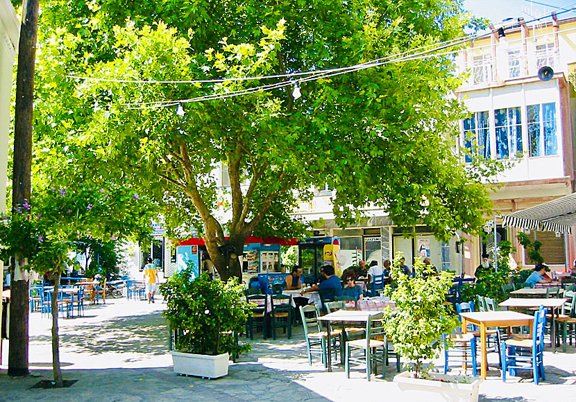 Tavernor och restauranger på torget i Mytilini på Samos.