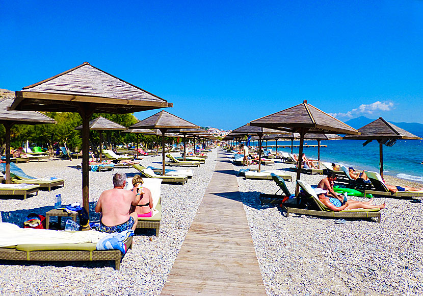 Solstolar på Potokaki beach i Pythagorion på Samos.