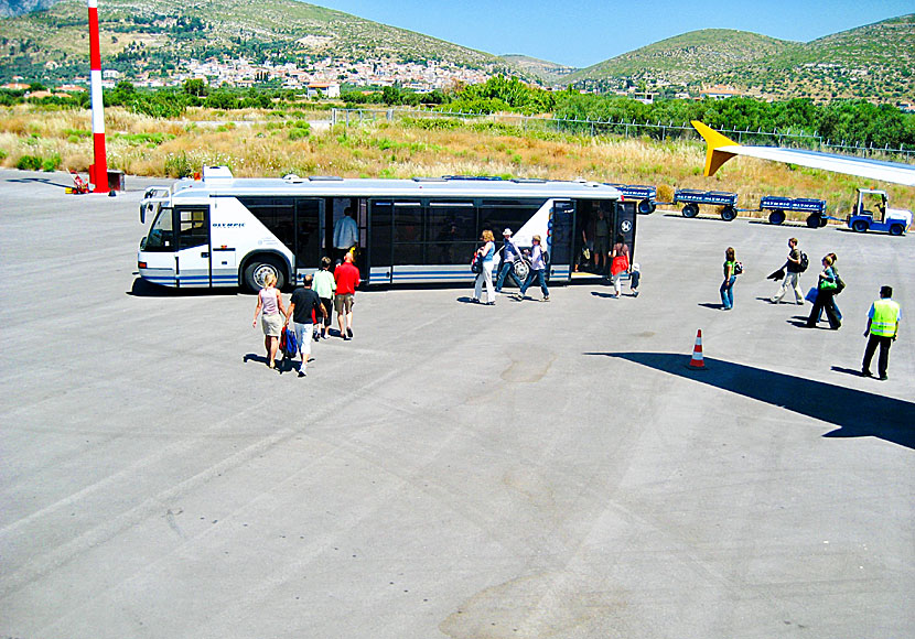 Samos flygplats ligger nära Chora och Pythagorion.