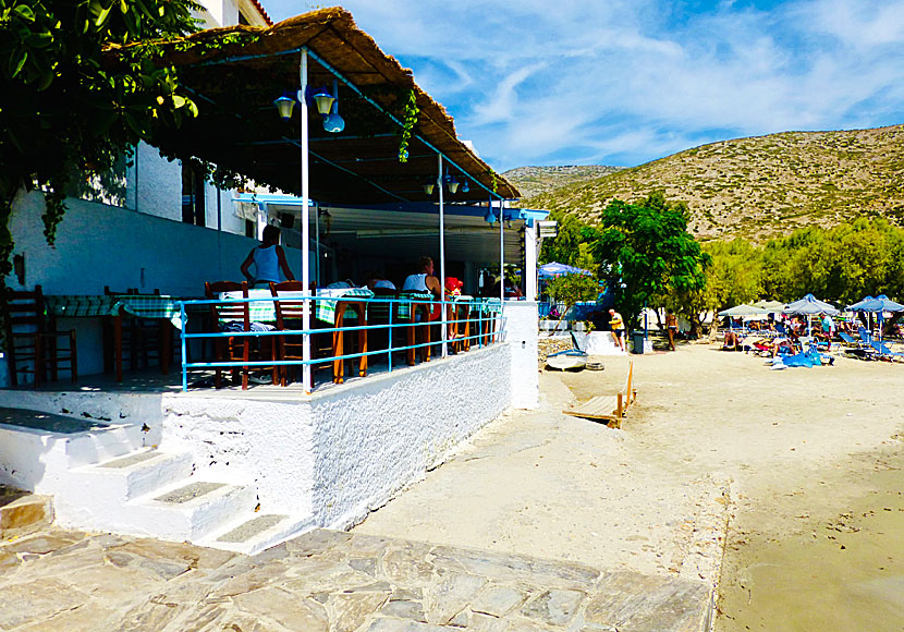 Taverna Psili Ammos ligger på stranden med samma namn och serverar mycket god grekisk mat.