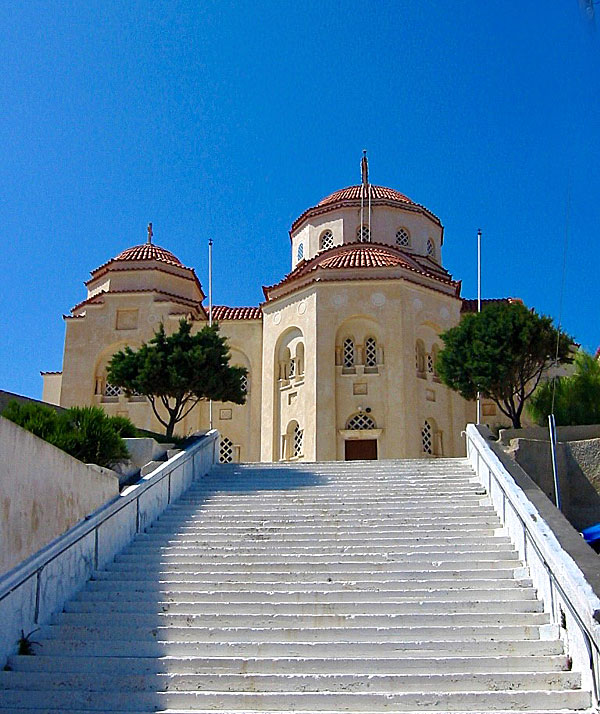 Den imponerande kyrkan Agios Charalambos i Exo Gonia på Santorini.