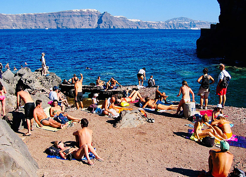 Den lilla sandstranden i Amoudia på Santorini.