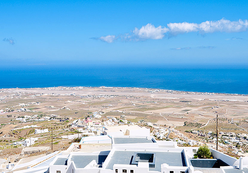 Flygplatsen på Santorini sett från den fina byn Pyrgos.