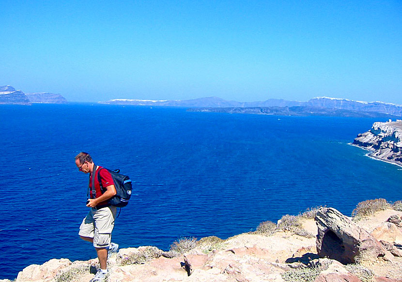 Vandra längs kraterkanten i Calderan på Santorini.