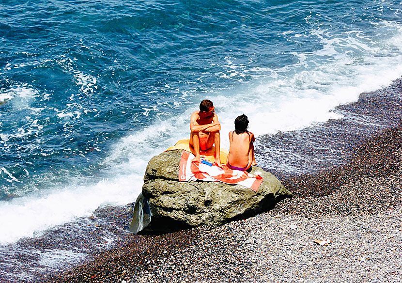 Lavastenar och lavaklippor vid stränderna på Santorini.