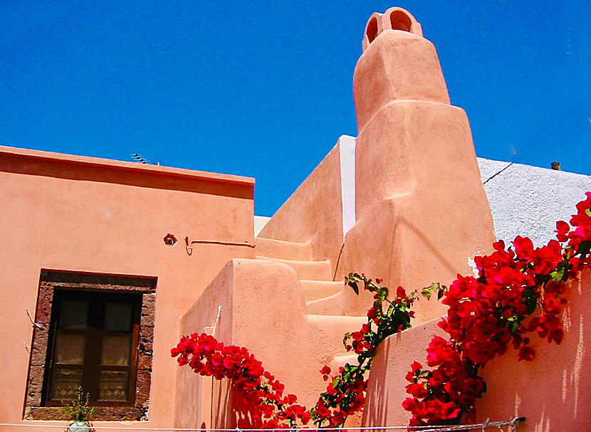 Ockrafärgade hus och bougainvillea i Pyrgos.