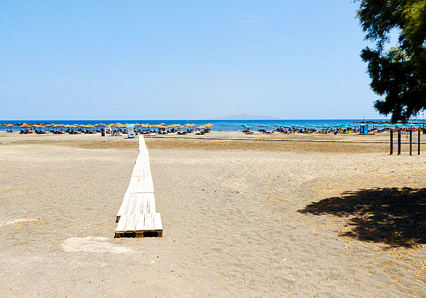 Santorinis bästa stränder. Monolithos beach.