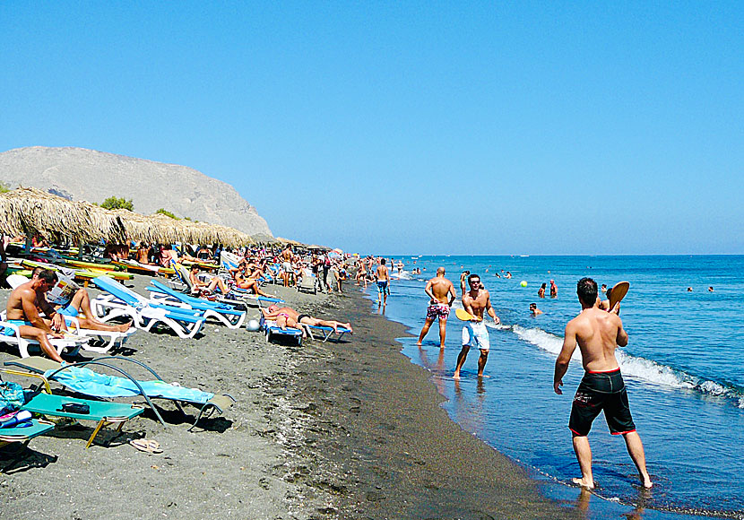 Stranden i Perivolos under högsäsong.