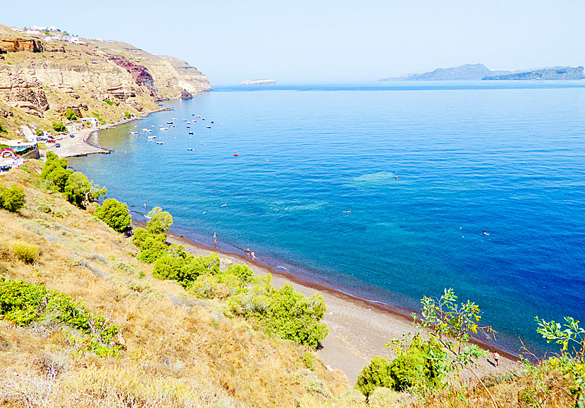 Caldera beach på Santorini ligger oerhört vackert med utsikt mot vulkanerna. 