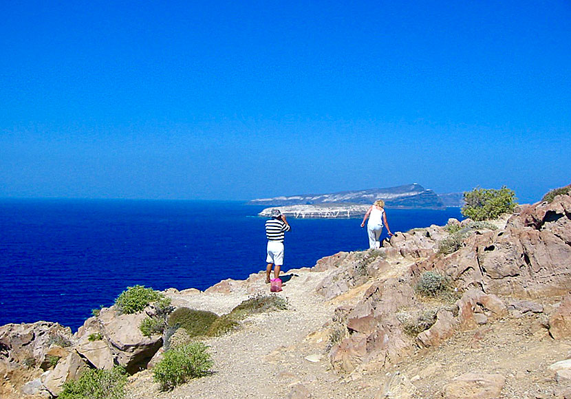 Utsikt över Aspronisi island från Cape Akrotiri på Santorini.