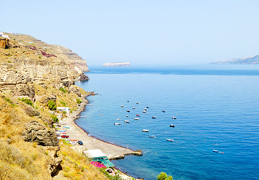 Santorini Dive Center och småbåtshamnen på Caldera beach på Santorini.