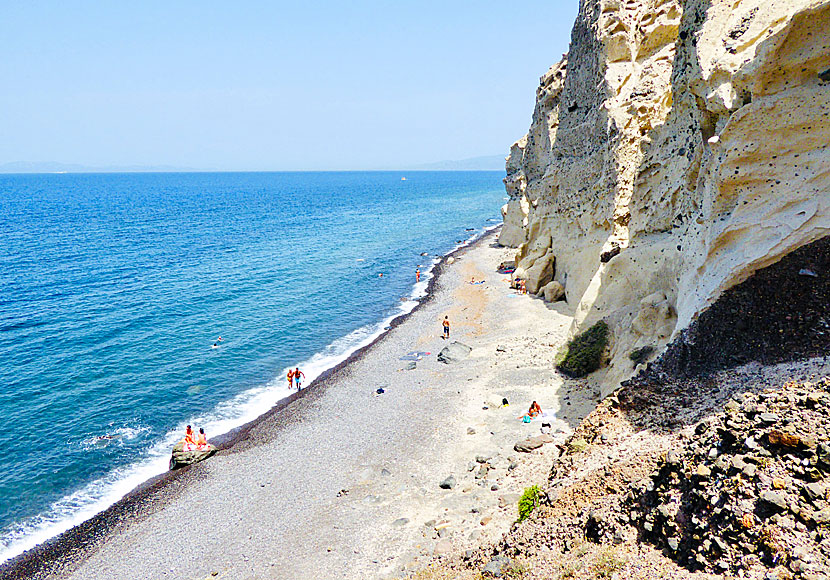 Katharos beach på Santorini ligger nära Oia.