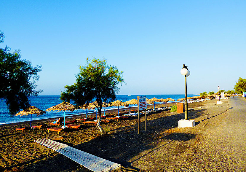 Strandpromenaden vid Perivolos beach på Santorini.