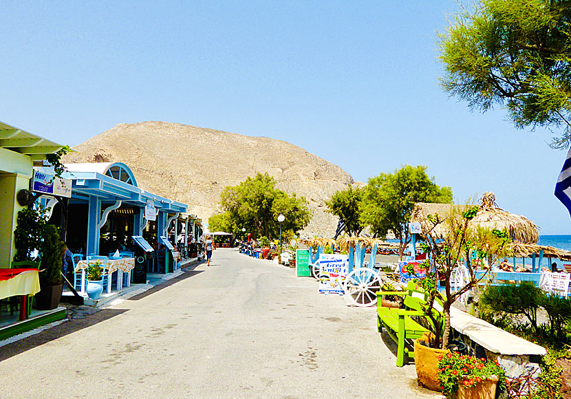 Strandpromenaden i Perissa. Ancient Thira ligger uppe på berget.