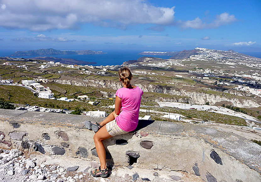 Från Kastro i Pyrgos på Santorini kan man se öarna Amorgos, Anafi, Astypalea, Folegandros, Ios, Iraklia, Sikinos, Naxos och Paros.