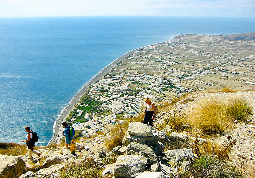 Från Perissa på Santorini man kan vandra upp till Ancient Thira.