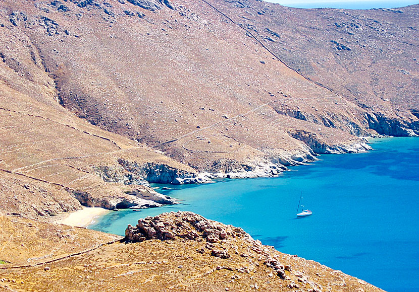 Kalo Ampeli beach på ön Serifos i Kykladerna.