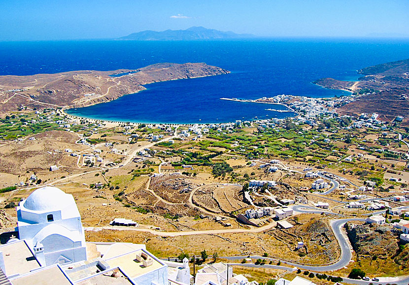 Utsikt från Chora på Serifos över Livadi beach, Livadi by och Livadaki beach.