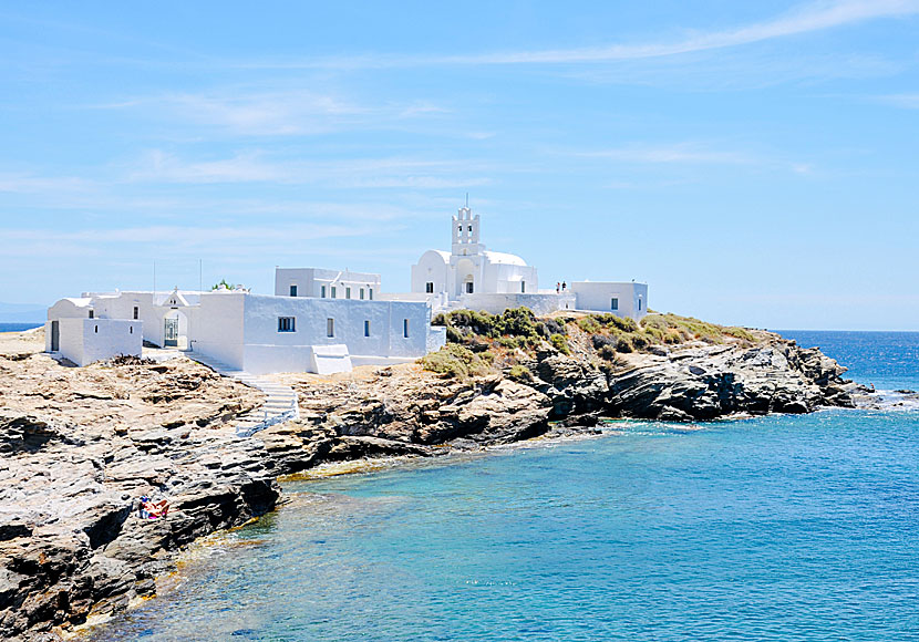 Chrisopigi kloster och klippbad nära Faros på Sifnos i Grekland.