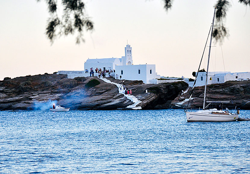 Bröllop vid klostret Chrisopigi på Sifnos i Grekland.