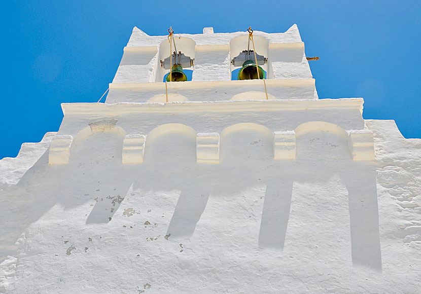 Den pampiga kyrkan i Kastro på Sifnos.