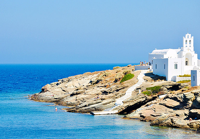 Klostret Chrisopigi och klippbadet på Sifnos.