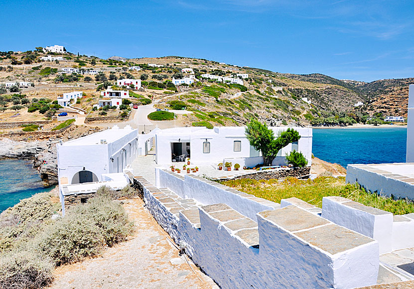 Stränder, klippbad, kyrkor och kloster på Sifnos i Grekland.   