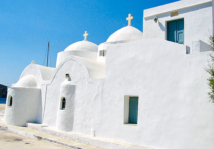 Dubbelkyrkan Church of the Taxiarchis i Vathy på Sifnos i Kykladerna.