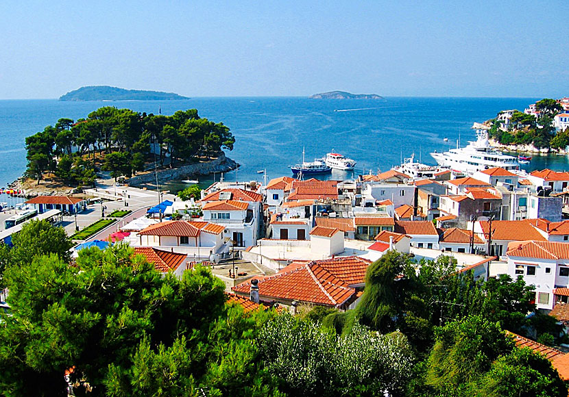 Utsikt över Skiathos stad och halvön Bourtzi från klocktornet.