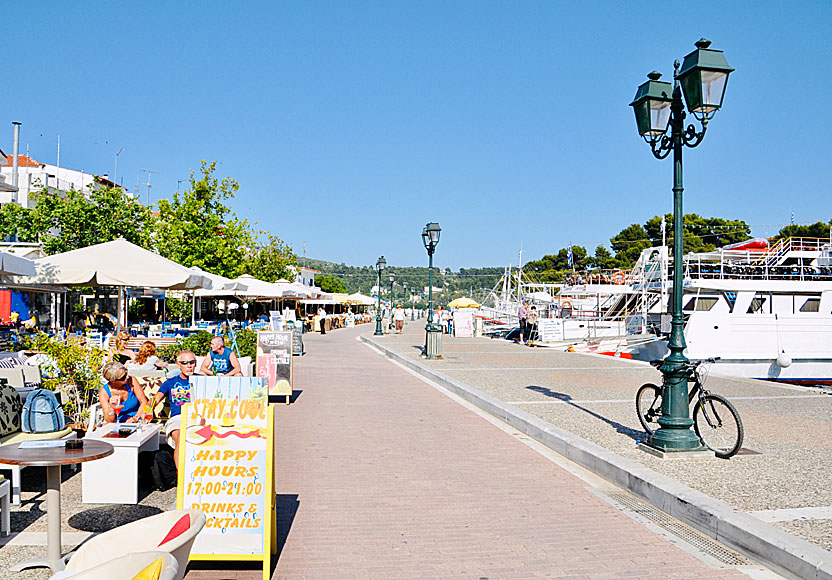 Bra restauranger, tavernor och barer längs hamnen i Skiathos stad.