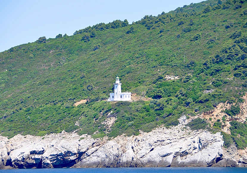 Fyren ligger cirka 35 kilometer från Skopelos stad, och cirka 9 kilometer från Glossa.