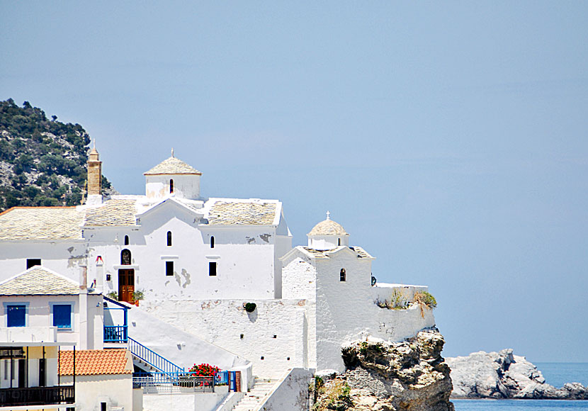 Missa inte de vackra kyrkorna i Skopelos stad när du reser till Skopelos.