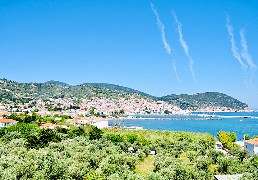 Vågbrytaren och hamnen i Skopelos stad i Grekland.