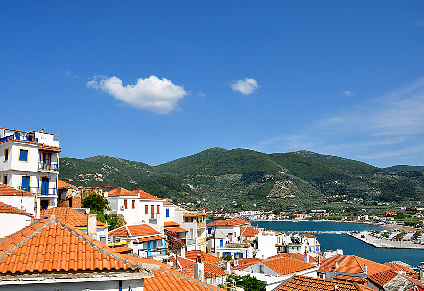 Utsikten från vår balkong på 39 Steps i Skopelos stad.