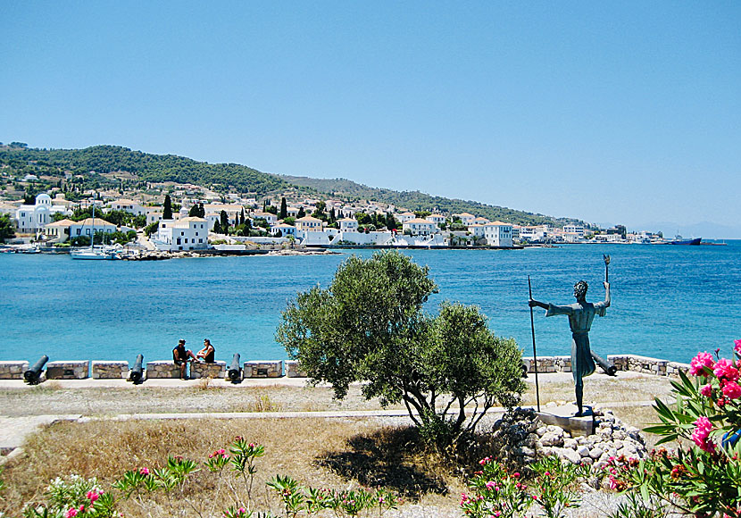 De gamla stadsdelarna i Spetses stad är mycket sevärda. 