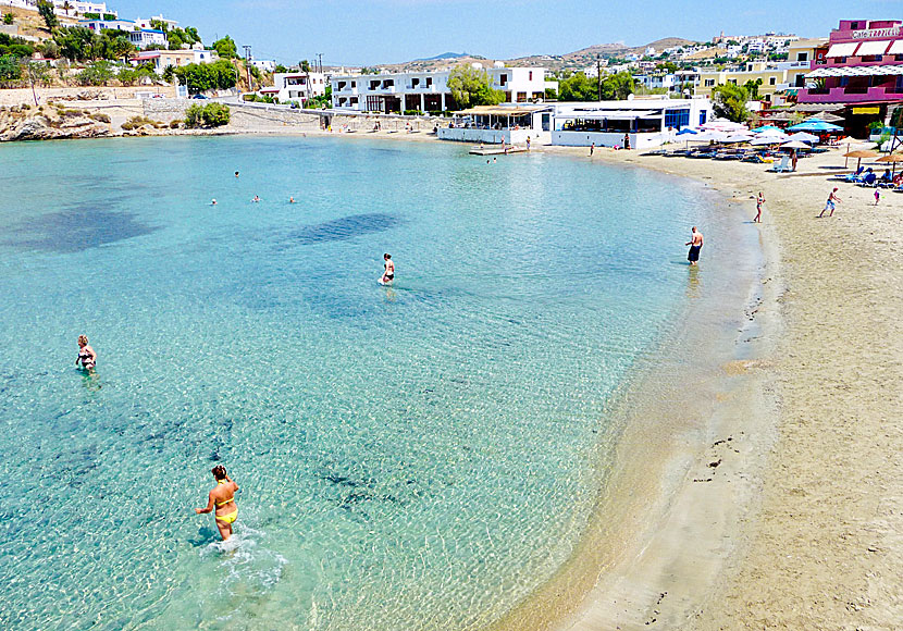 Sandstranden Vari beach på Syros är mycket barnvänlig.