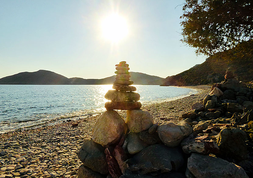 Vandra till Lethra beach och se solen gå upp är något man inte får missa när man reser till Tilos. 