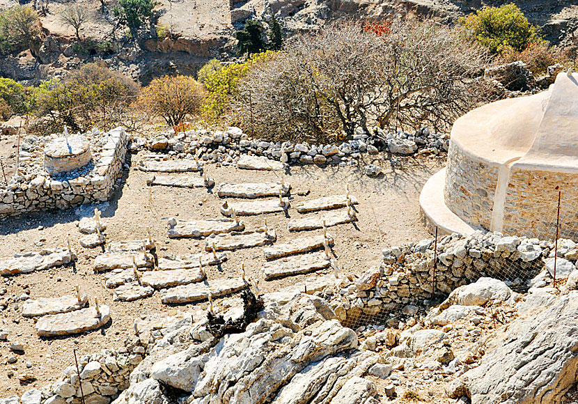 Kyrkogården utanför Timia Zoni church i Mikro Chorio på Tilos.