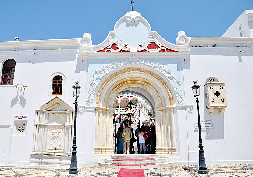 Panagia Evangelistria church får du inte missa när du reser till Tinos i Grekland.