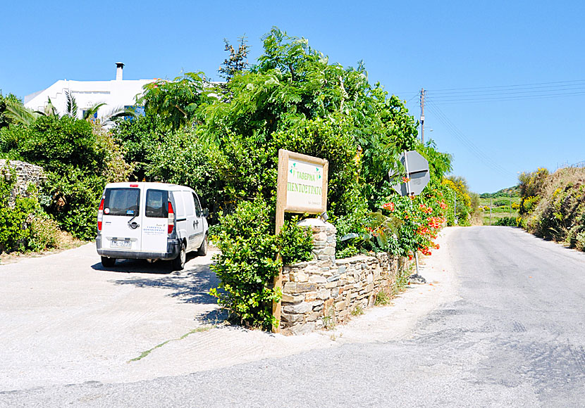 Taverna Pentostrato till vänster och vägen till Livada beach på Tinos till höger.