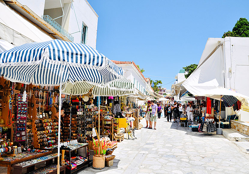 Den superkommersiella gatan Odos Evangelistrias i Tinos stad.