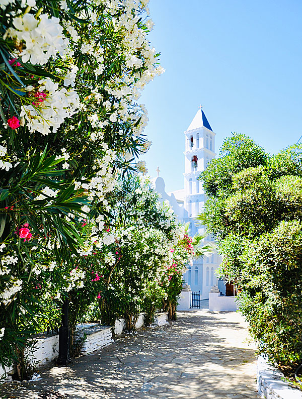 Kyrkan och den enda vägen in i byn Smardakito på Tinos.