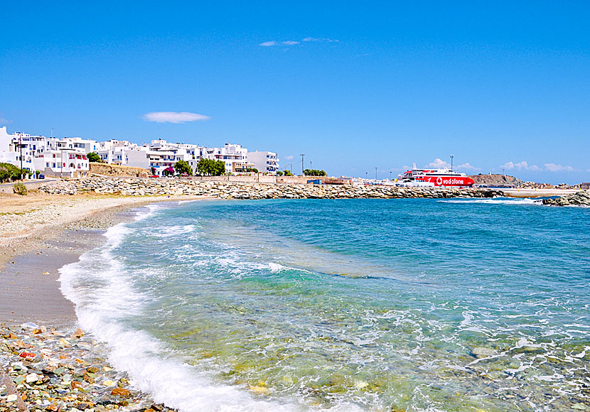 Stranden nära hamnen i Tinos stad.