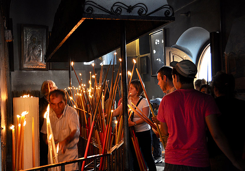 De längsta ljusen får inte plats i kyrkan och tänds och ställs till höger om ingången.