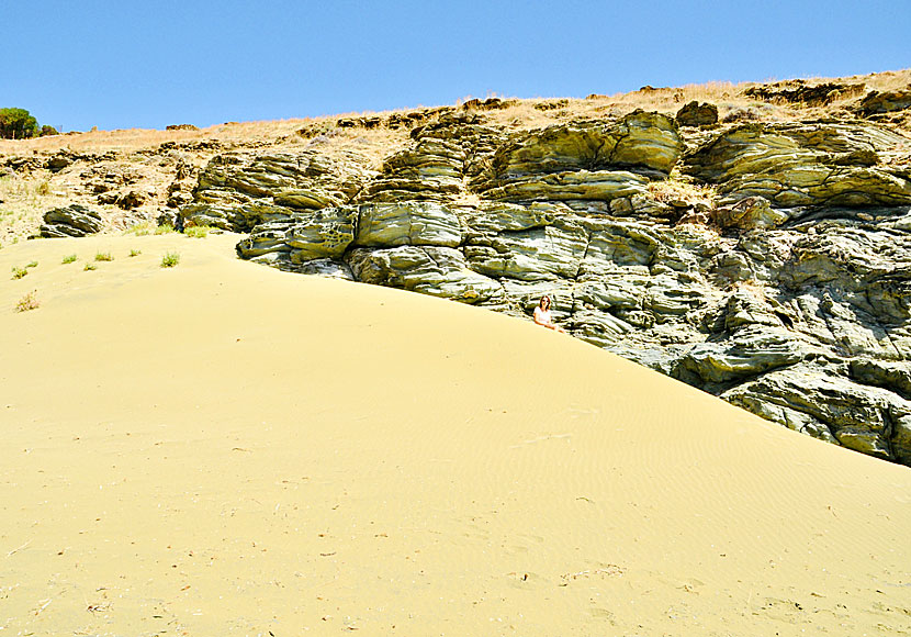 Sandyner vid Pachia Ammos beach på Tinos.