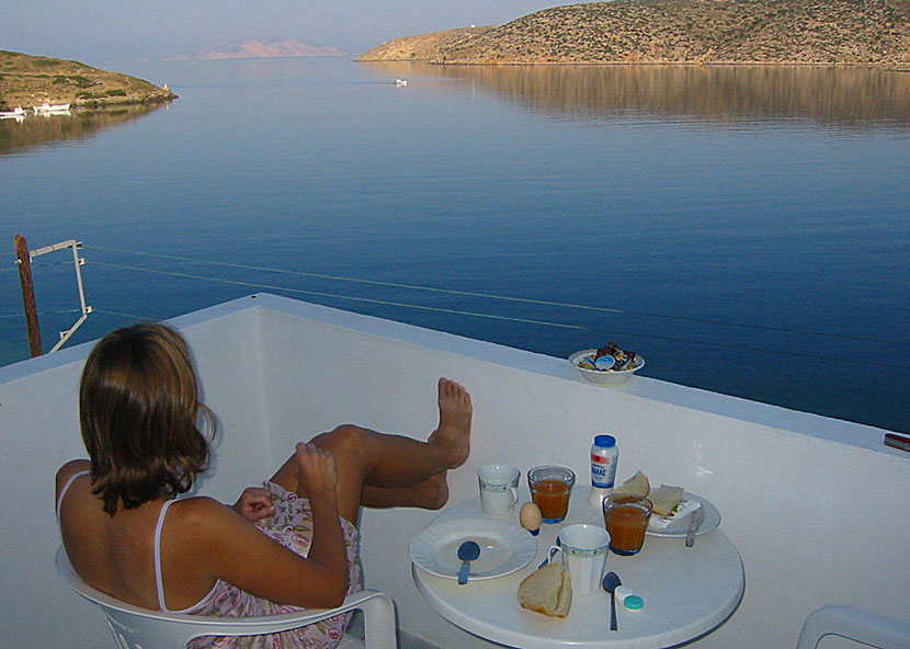 Utsikt från rum nummer fem på Eleni Rooms. Katapola. Amorgos.