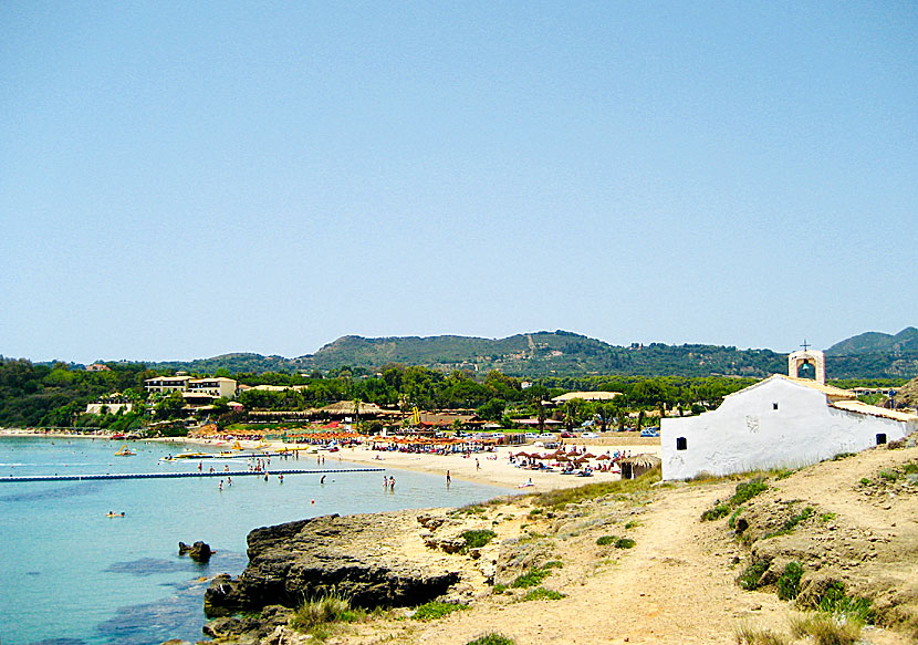 Stranden i Agios Nikolaos på Zakynthos har fått sitt namn från kyrkan Agios Nikolaos church.